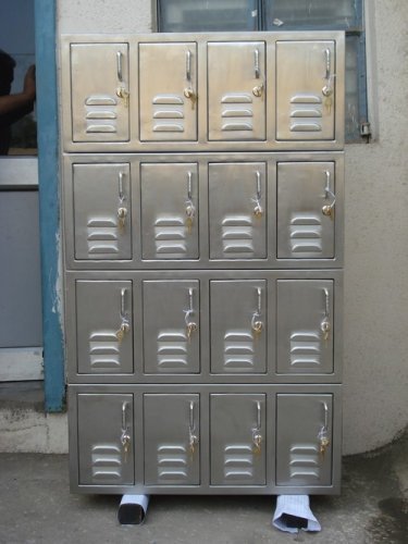 .Locker with 16 Comp